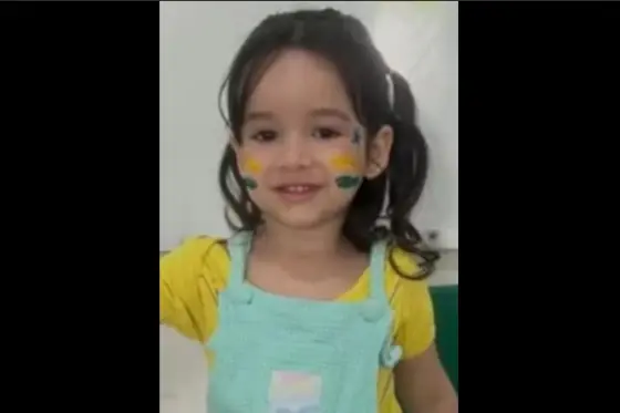 Menina de 2 anos morre após ficar 3h trancada em carro