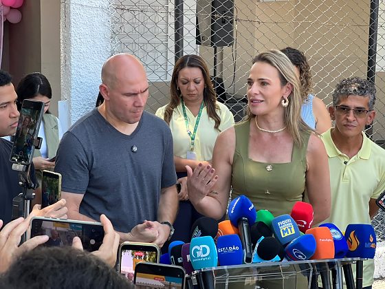O prefeito de Cuiabá, Abilio Brunini (PL), e a secretária de Saúde de Cuiabá, Deisi Bocalon. 