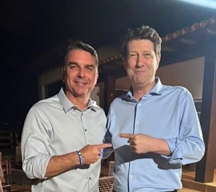 O senador Flávio Bolsonaro (PL-RJ) e o empresário do agro, Odílio Balbinotti (PL), eleito 1º suplente áo Senado na chapa de Zé Medeiros (PL)