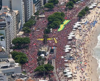 Lula arrasta multidão em Copacabana, no Rio