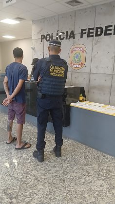 Jovem fotografou urna
