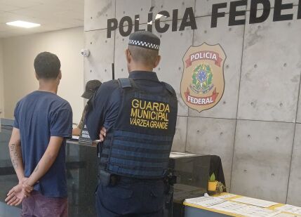 Jovem fotografou urna 