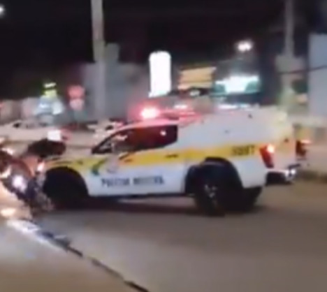 Viatura da PM atropela motociclista