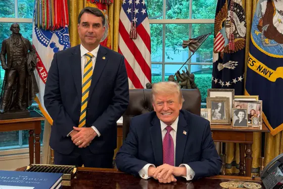 FLAVIO BOLSONARO E TRUMP.webp
