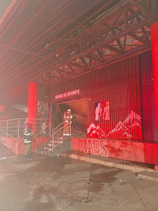 Inc&ecirc;ndio durante madrugada destr&oacute;i duas lojas no Despraiado, em Cuiab&aacute; 