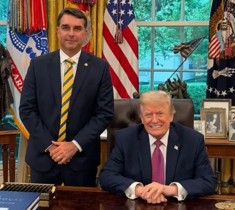 FLAVIO BOLSONARO E TRUMP.webp
