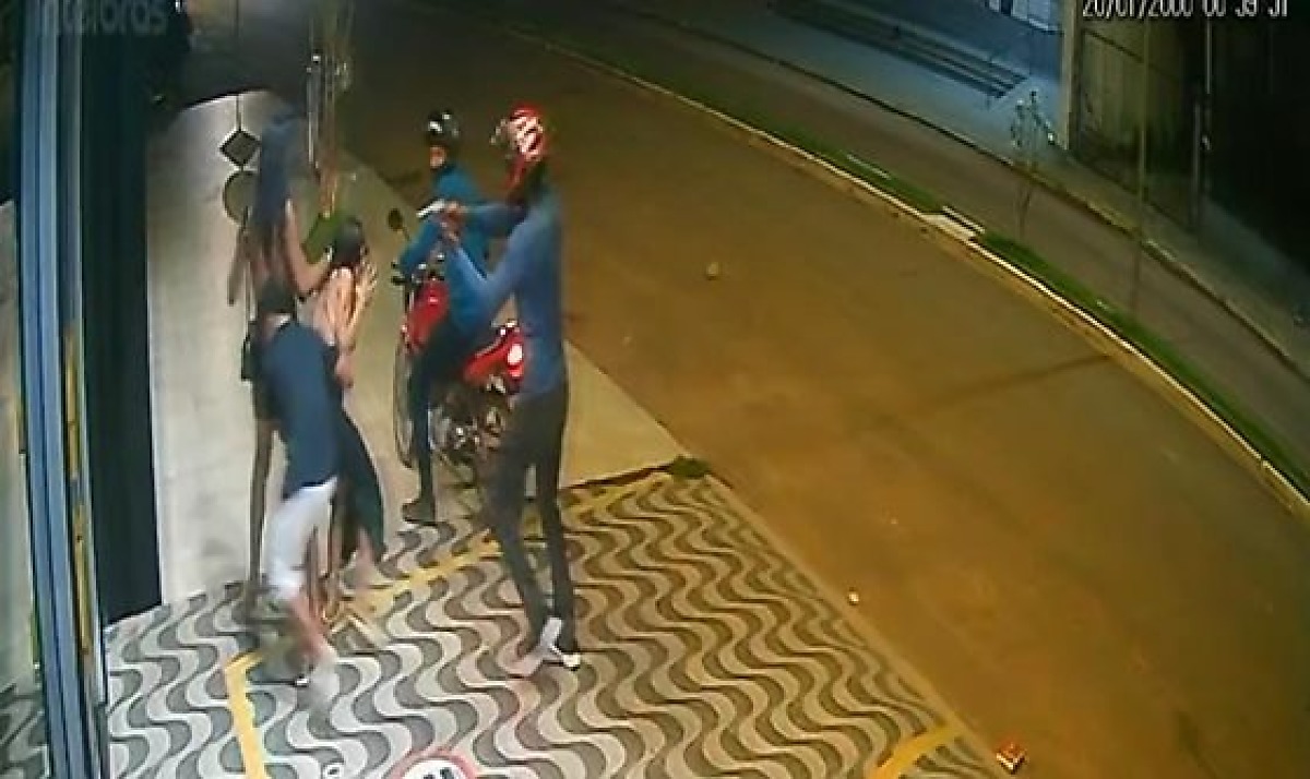Câmera flagra dupla executando jovem de 18 anos a tiros