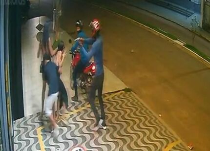 Dupla é flagrada por câmera matando jovem de 18 anos com 4 tiros 