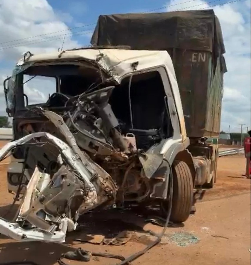 Acidente entre caminhão e carreta deixa motorista ferido na BR-163