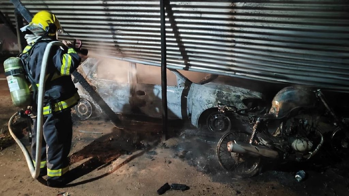 Incêndio atinge caminhonete, carro e moto em garagem de residência em MT