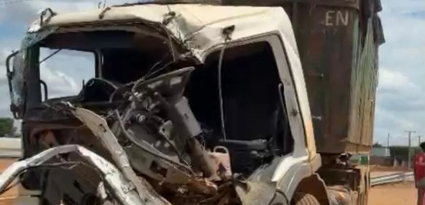 Acidente entre caminhão e carreta deixa motorista ferido na BR-163